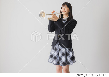 トランペットを持つ女子高生 トランペットを持つ女子高生 96571812