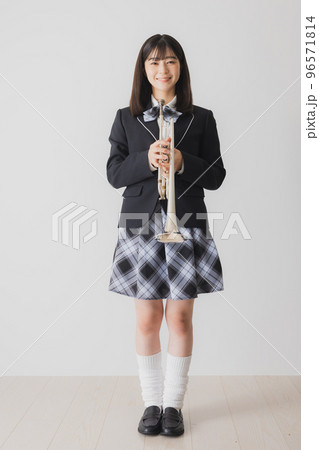 トランペットを持つ女子高生　 96571814