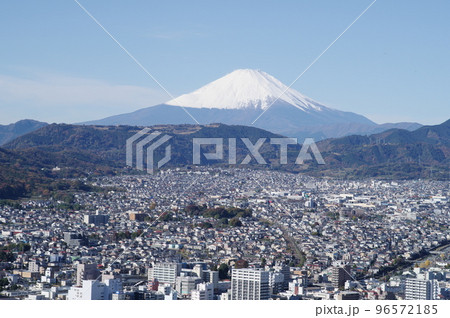 秦野市の風景 弘法山公園から望む秦野市街と富士山 秦野市の風景 弘法山公園から望む秦野市街と富士山 96572185