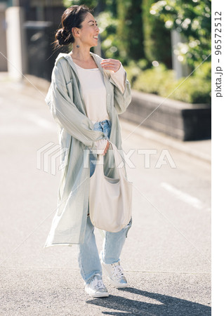街の中を歩くミドル女性 96572512
