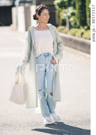 街の中を歩くミドル女性 96572517