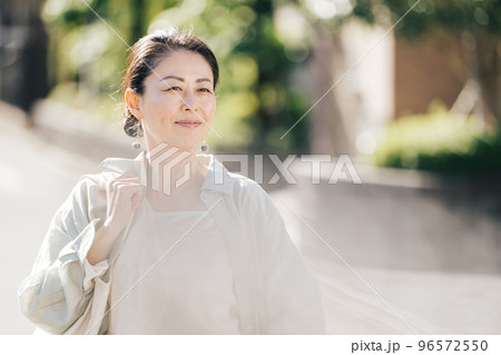 街の中を歩くミドル女性 96572550