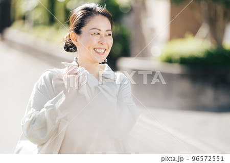 街の中を歩くミドル女性 96572551