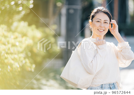 街の中を歩くミドル女性 96572644