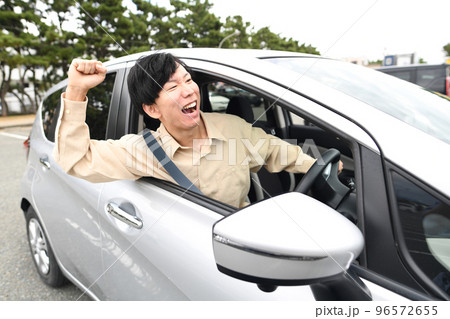 あおり運転(妨害運転)する悪質ドライバー あおり運転(妨害運転)する悪質ドライバー 96572655