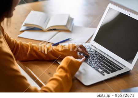 資格の勉強をするアジア人女性の手元 96572673