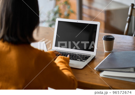 Webサイトを見るアジア人女性 Webサイトを見るアジア人女性 96572674