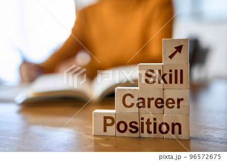 資格の勉強をする女性の成長 96572675