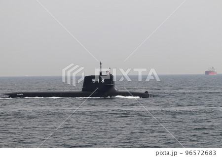 波をかき分けて進む海上自衛隊の潜水艦たいげい 波をかき分けて進む海上自衛隊の潜水艦たいげい 96572683