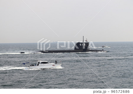 ボートと並走する海上自衛隊の潜水艦たいげい 96572686