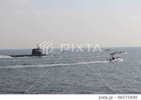 小型船舶と航行する海上自衛隊の潜水艦たいげいの写真素材 [96572690