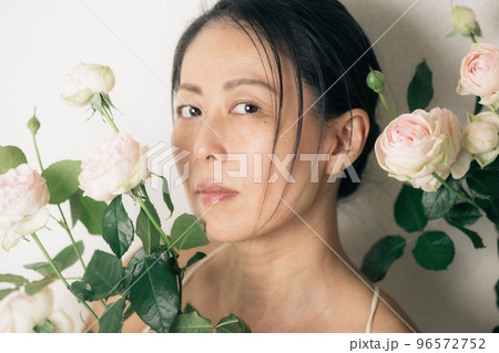 ミドル女性・ビューティーイメージ ミドル女性・ビューティーイメージ 96572752