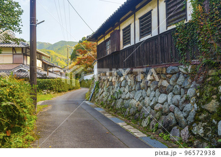 旧高野街道の街並み（大阪府河内長野市天見） 96572938