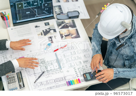 コスト削減の指示をする工事監理者 一級建築士 ミーティング 建設現場 コスト削減の指示をする工事監理者 一級建築士 ミーティング 建設現場 96573017