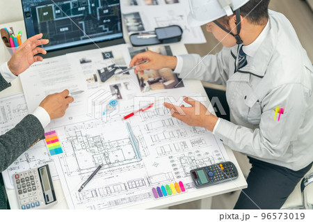 内装イメージ共有する設計者と現場代理人　工事監理者　一級建築士　ミーティング　設計説明　色 96573019