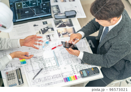 一級建築士　図面　ミーティング　建設現場　工事監理者　調べる　現場定例会　スマホ 96573021