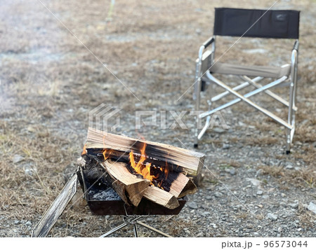 焚き火台とキャンプチェア 焚き火台とキャンプチェア 96573044