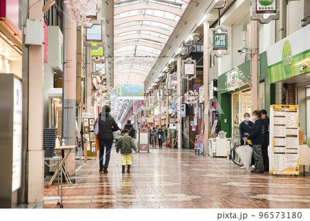 東京の都市風景　新小岩ルミエール商店街 96573180