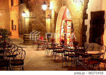 バルセロナのスペイン村、夜の古き良きスペインの街並 96573456