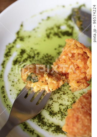 バジルソースのライスコロッケ 96574224