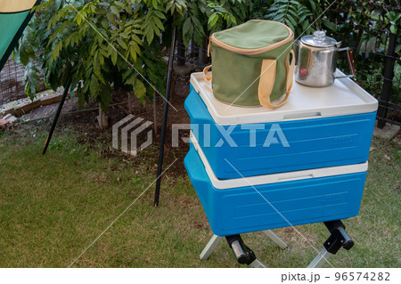 キャンプ　クーラーボックスのイメージ画像 96574282