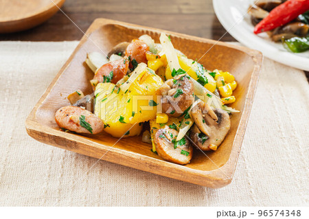 木の器に盛ったジャーマンポテト 96574348