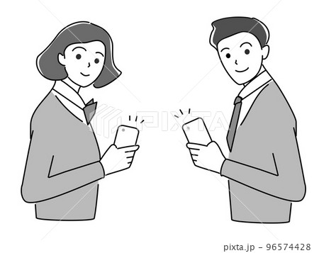 スマホを持つ男女の制服の学生 96574428
