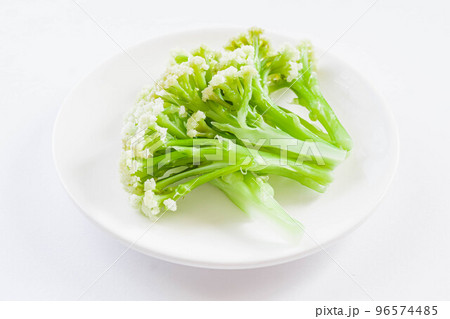 白い背景に白い皿に盛った茹でカリフローレ 96574485