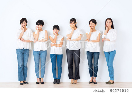 女性 ビューティー 多世代 美容 若い ミドル シニア スキンケア 女性 ビューティー 多世代 美容 若い ミドル シニア スキンケア 96575616