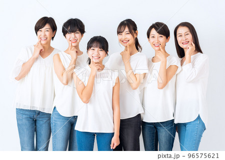 女性 ビューティー 多世代 美容 若い ミドル シニア スキンケア 女性 ビューティー 多世代 美容 若い ミドル シニア スキンケア 96575621