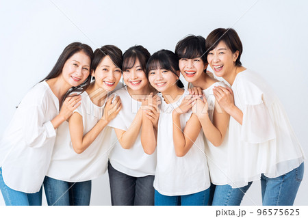 女性 ビューティー 多世代 美容 若い ミドル シニア スキンケア 女性 ビューティー 多世代 美容 若い ミドル シニア スキンケア 96575625