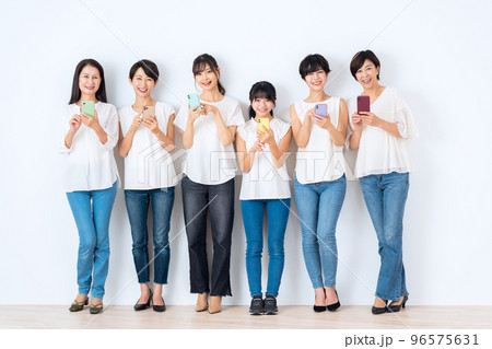女性 多世代 スマホ 若い ミドル シニア ライフスタイル 女性 多世代 スマホ 若い ミドル シニア ライフスタイル 96575631
