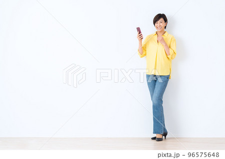 女性　ビューティー　美容　ミドル　ライフスタイル　スキンケア 96575648