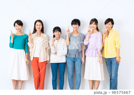 女性 多世代 若い ミドル シニア ライフスタイル 女性 多世代 若い ミドル シニア ライフスタイル 96575667
