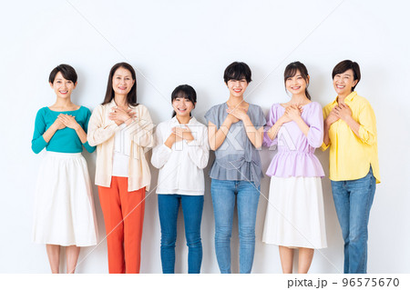 女性 多世代 若い ミドル シニア ライフスタイル 女性 多世代 若い ミドル シニア ライフスタイル 96575670