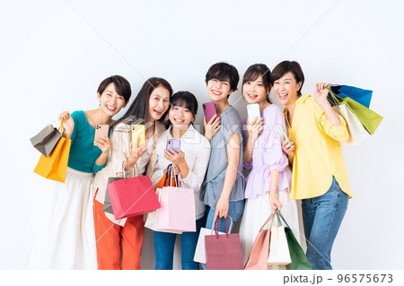 女性 多世代 若い スマホ オンラインショッピング ミドル シニア ライフスタイル 女性 多世代 若い スマホ オンラインショッピング ミドル シニア ライフスタイル 96575673