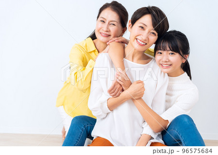 女性 家族 三世代 子供 ライフスタイル 女性 家族 三世代 子供 ライフスタイル 96575684