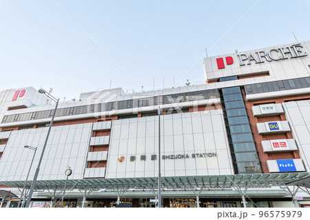 静岡県静岡市　東海道新幹線の停車駅　快晴のJR静岡駅（北口） 96575979