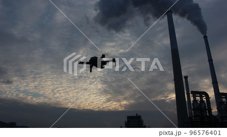 ドローン 工場の汚染物質 エントツの煙と色ずく空と雲 とSDGs 地球環境!環境問題 ドローン 工場の汚染物質 エントツの煙と色ずく空と雲 とSDGs 地球環境!環境問題 96576401