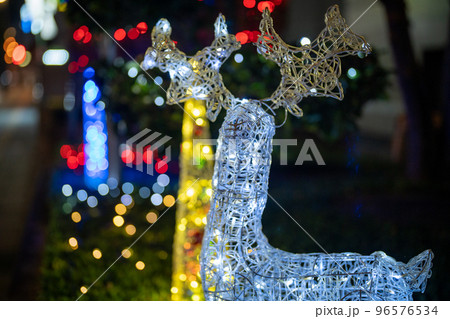 光の芸術　12月のクリスマスイメージ 96576534
