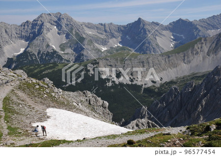 オーストリア、インスブルック、ノルトケッテ連峰、ハーフェレカー展望台周辺の風景 オーストリア、インスブルック、ノルトケッテ連峰、ハーフェレカー展望台周辺の風景 96577454