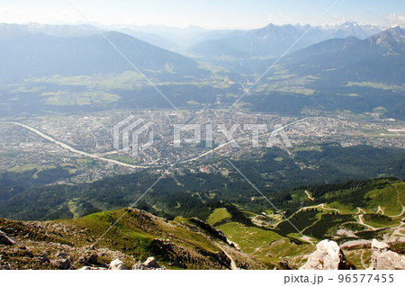 オーストリア、インスブルック、ハーフェレカー展望台からの眺め、インスブルック市街 96577455