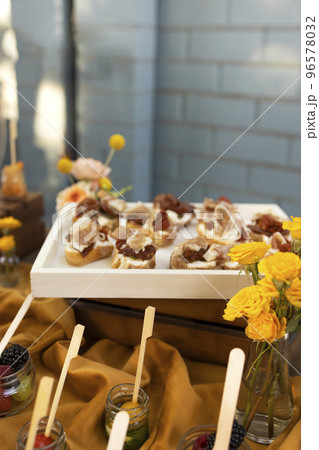 Backyard barbeque party at summer, elegant decoration, luxury catering Backyard barbeque party at summer, elegant decoration, luxury catering 96578032