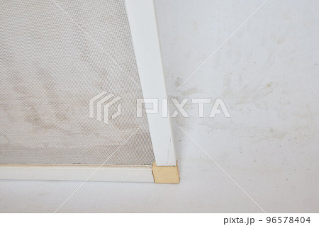 Mosquito net,Washing the mosquito net in the bathroom. 96578404