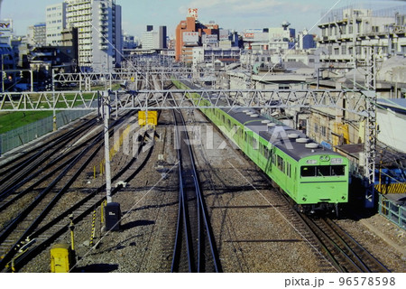緑の山手線103系、1985年1月5日大崎付近、大きなビルは無く、左に空地が見えます。PKR 96578598