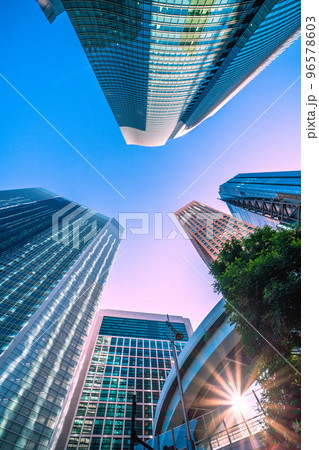 日本の東京都市景観　汐留の新風景。秋晴れの青空が広がる汐留のオフィス群やビルに反射する太陽光 96578603