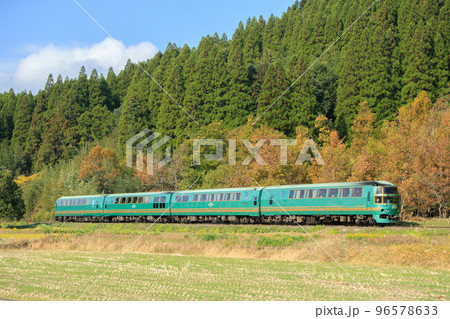 秋の久大本線を行く特急「ゆふいんの森」（JR九州 キハ71系） 96578633
