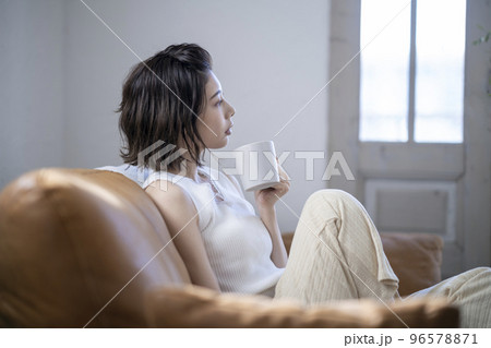 マグカップを持った若い女性 横顔 自宅 プライベート イメージ マグカップを持った若い女性 横顔 自宅 プライベート イメージ 96578871