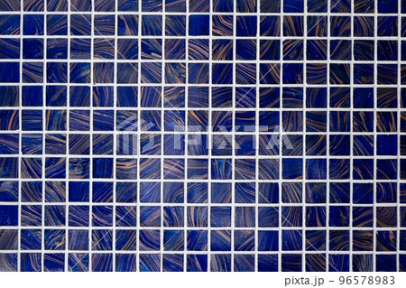 テクスチャ―　青紫色のタイル壁 96578983