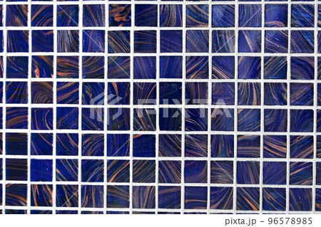 テクスチャ―　青紫色のタイル壁 96578985